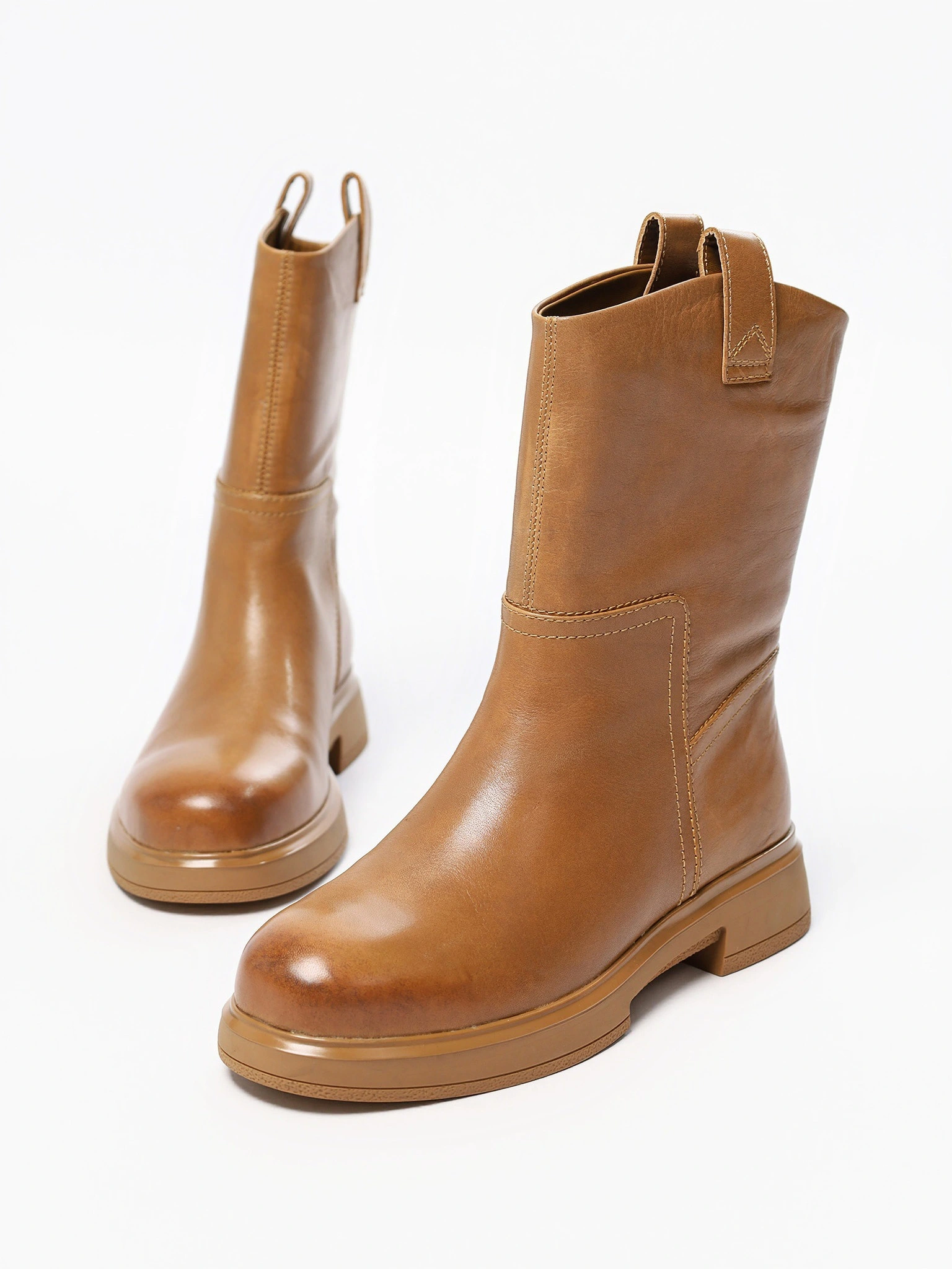 Ботинки светло-коричневого цвета на среднем каблуке